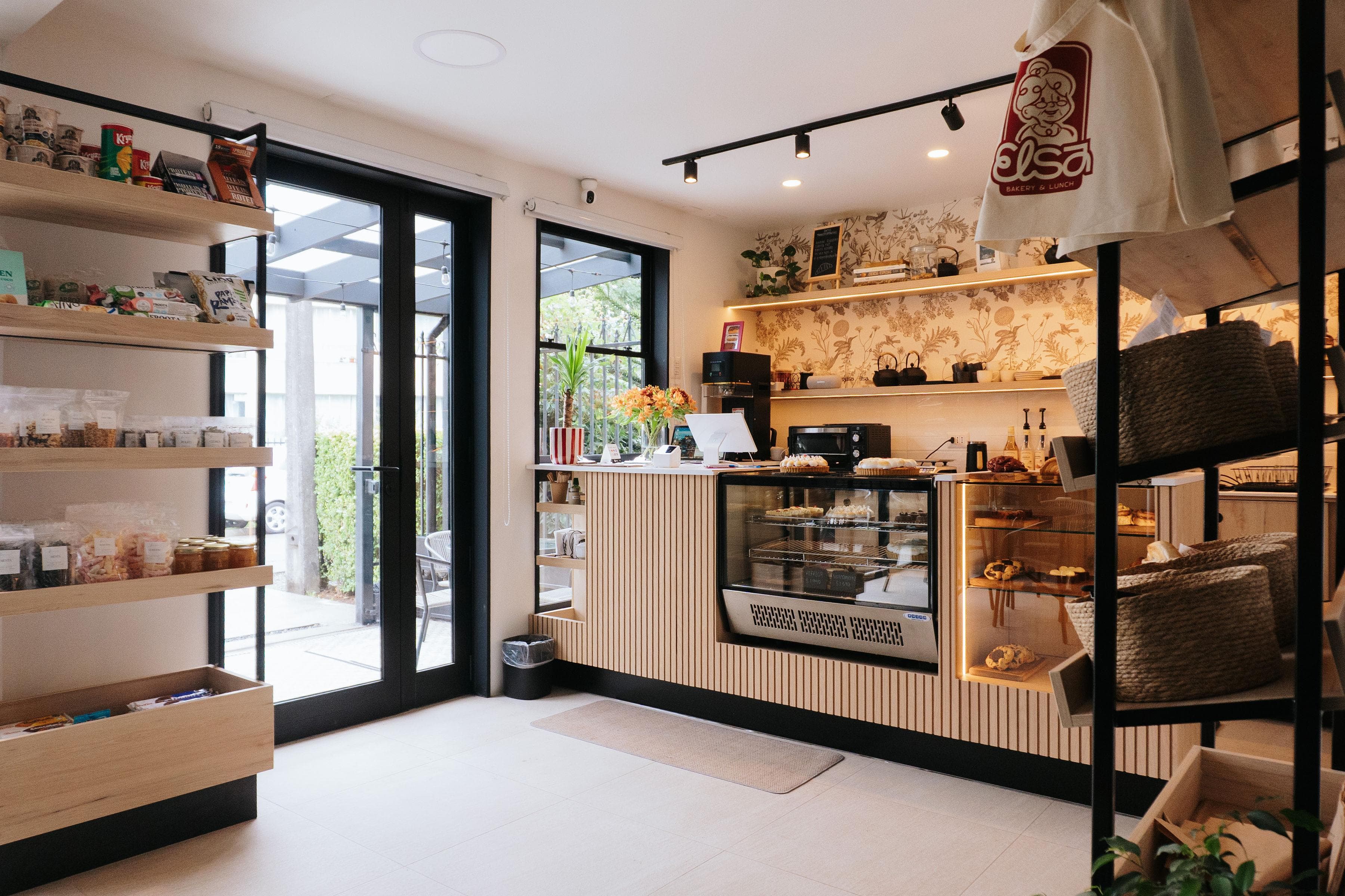 Interior de Elsa Bakery con mostrador de madera y vitrina de pasteles